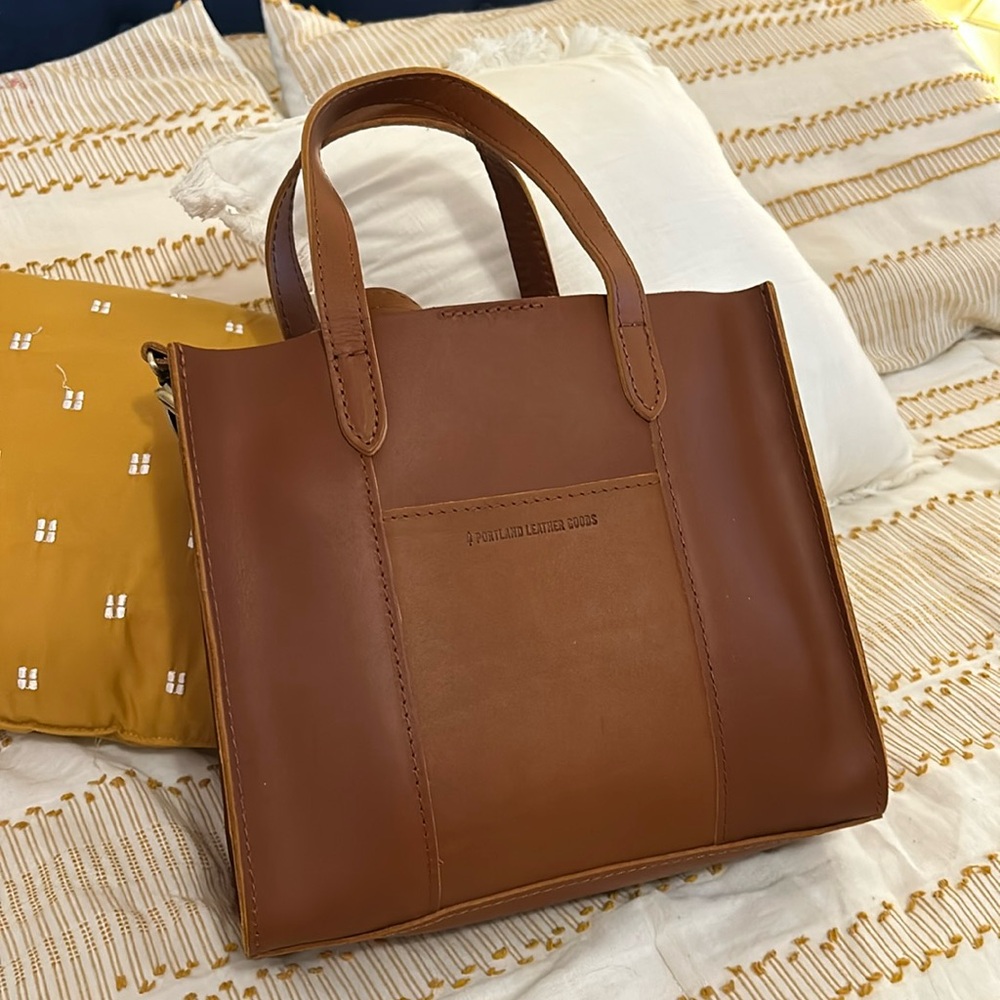 Lola crossbody tote in Honey
